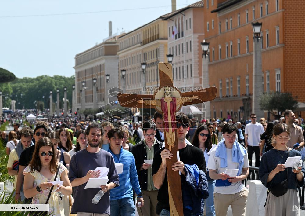 Faithful Gather in St Peters Square After the Death of Pope Francis - Vatican