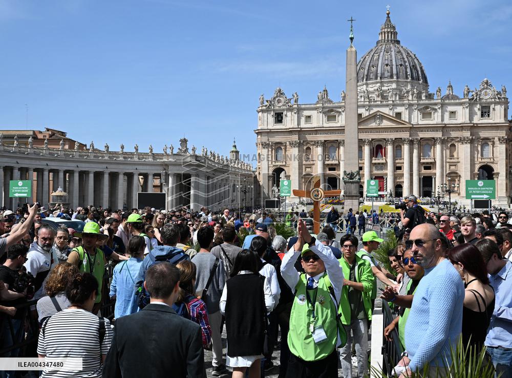 Faithful Gather in St Peters Square After the Death of Pope Francis - Vatican