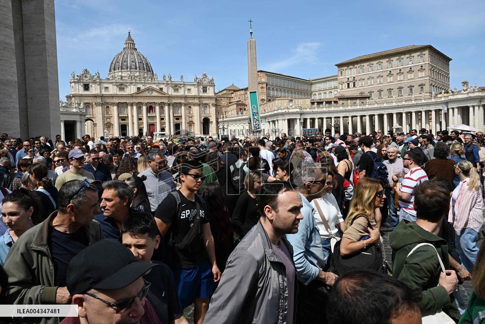 Faithful Gather in St Peters Square After the Death of Pope Francis - Vatican