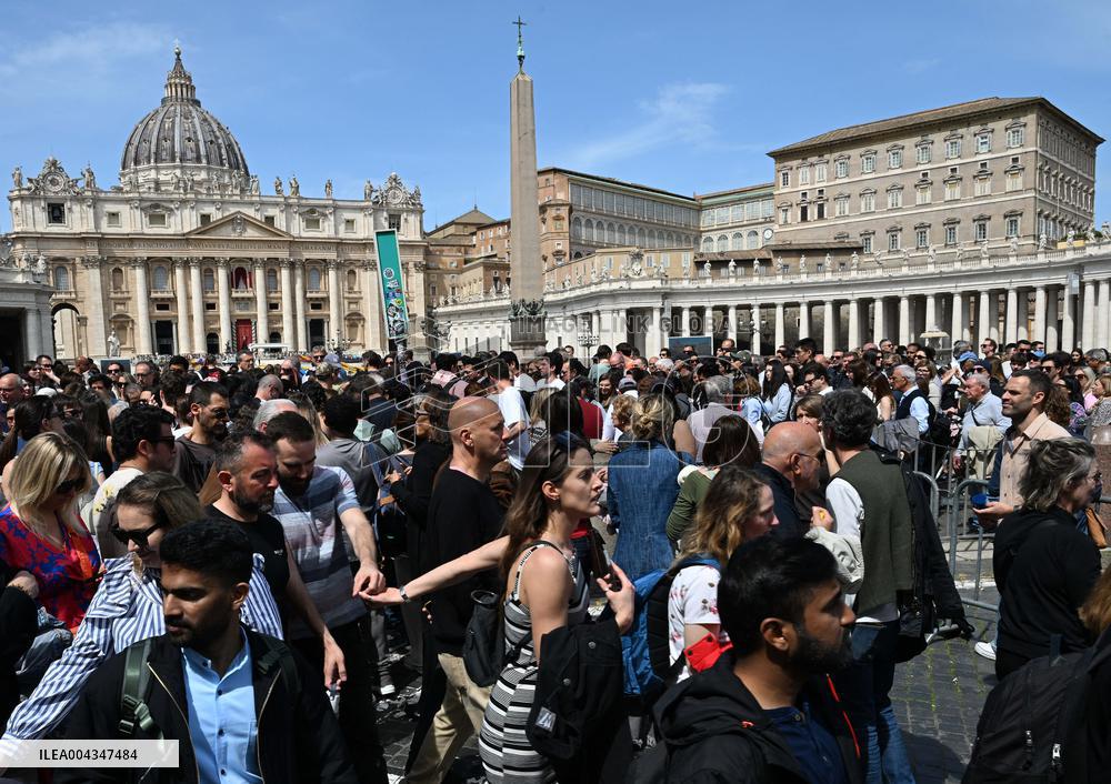 Faithful Gather in St Peters Square After the Death of Pope Francis - Vatican