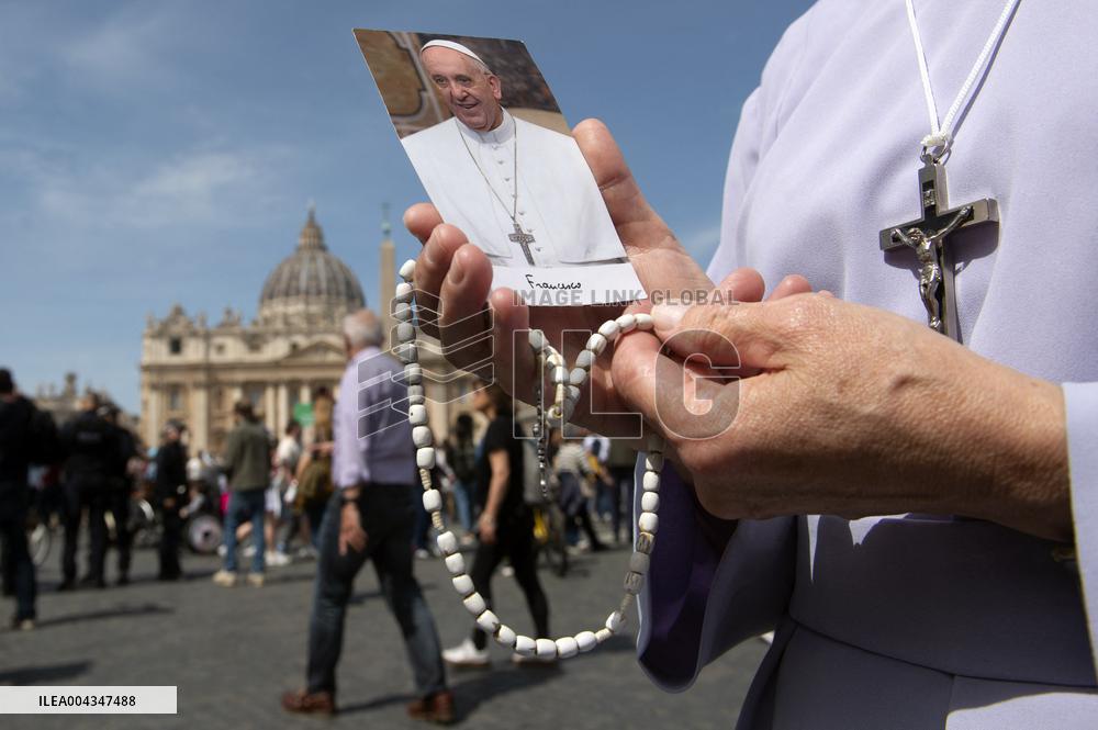 Faithful Gather in St Peters Square After the Death of Pope Francis - Vatican