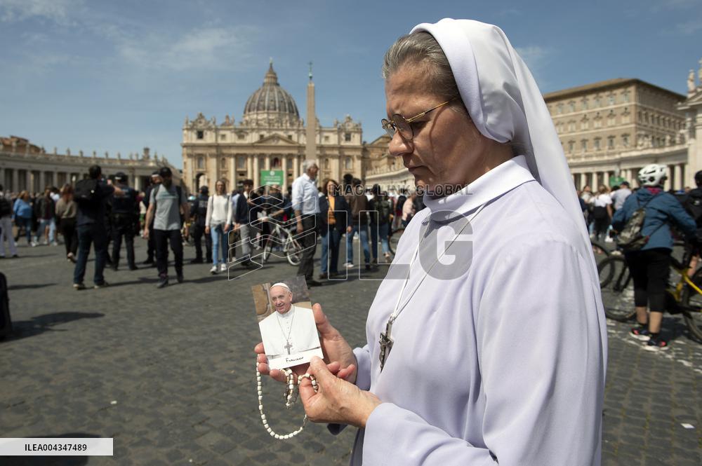 Faithful Gather in St Peters Square After the Death of Pope Francis - Vatican