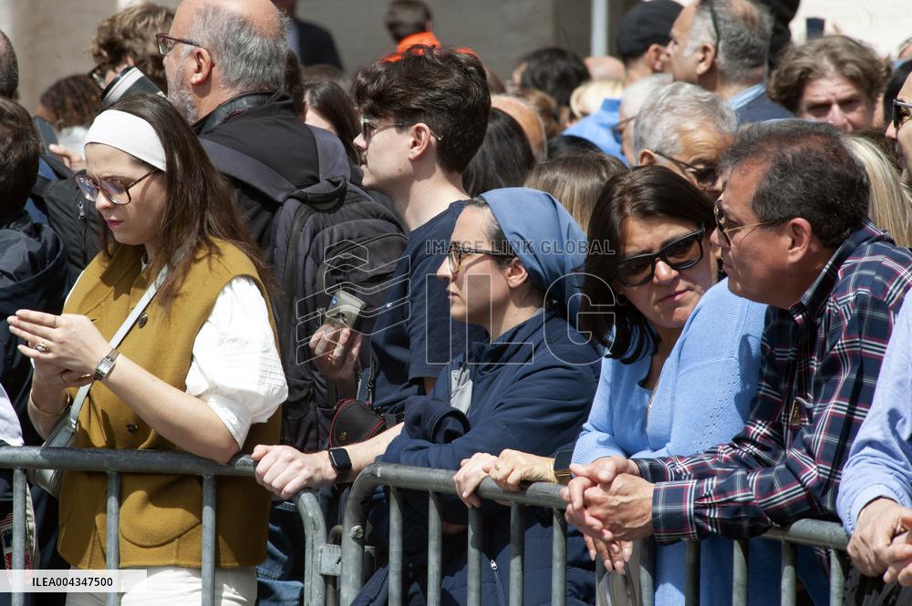 Faithful Gather in St Peters Square After the Death of Pope Francis - Vatican