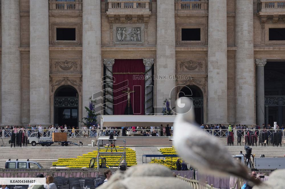 Faithful Gather in St Peters Square After the Death of Pope Francis - Vatican