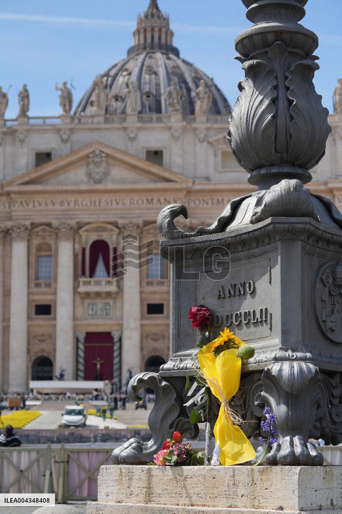 Faithful Gather in St Peters Square After the Death of Pope Francis - Vatican