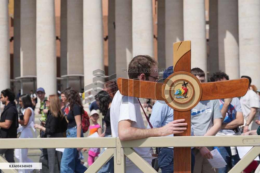 Faithful Gather in St Peters Square After the Death of Pope Francis - Vatican