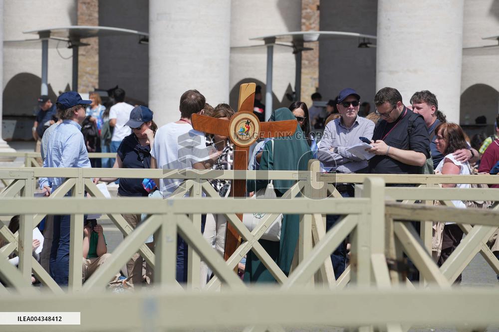 Faithful Gather in St Peters Square After the Death of Pope Francis - Vatican