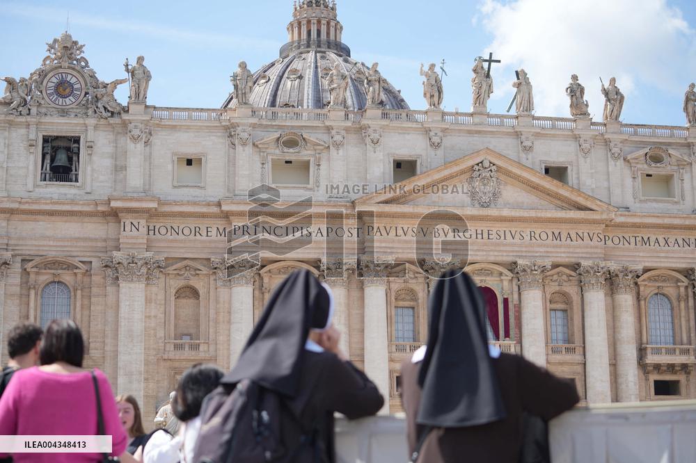Faithful Gather in St Peters Square After the Death of Pope Francis - Vatican
