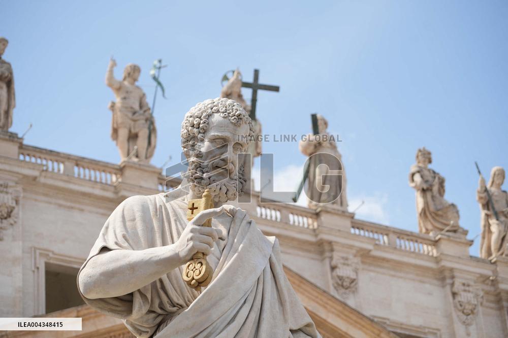 Faithful Gather in St Peters Square After the Death of Pope Francis - Vatican