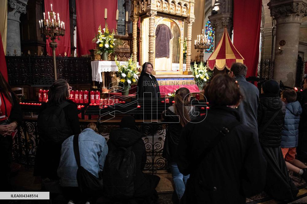 Faithful Pray in Front of The Holy Tunic of Christ - Argenteuil