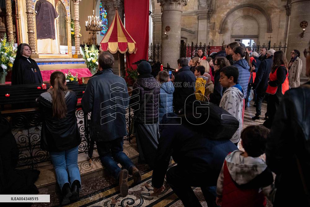 Faithful Pray in Front of The Holy Tunic of Christ - Argenteuil