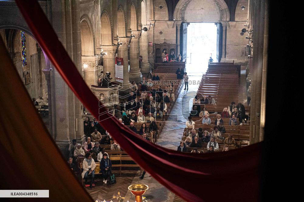 Faithful Pray in Front of The Holy Tunic of Christ - Argenteuil