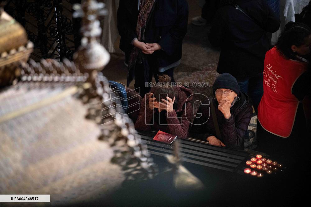 Faithful Pray in Front of The Holy Tunic of Christ - Argenteuil