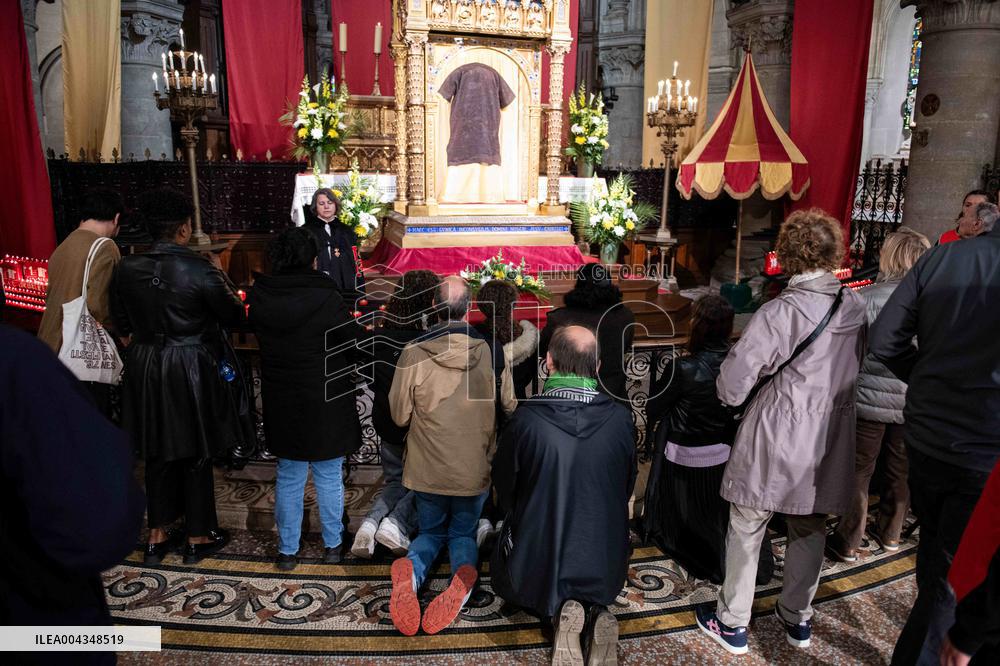 Faithful Pray in Front of The Holy Tunic of Christ - Argenteuil