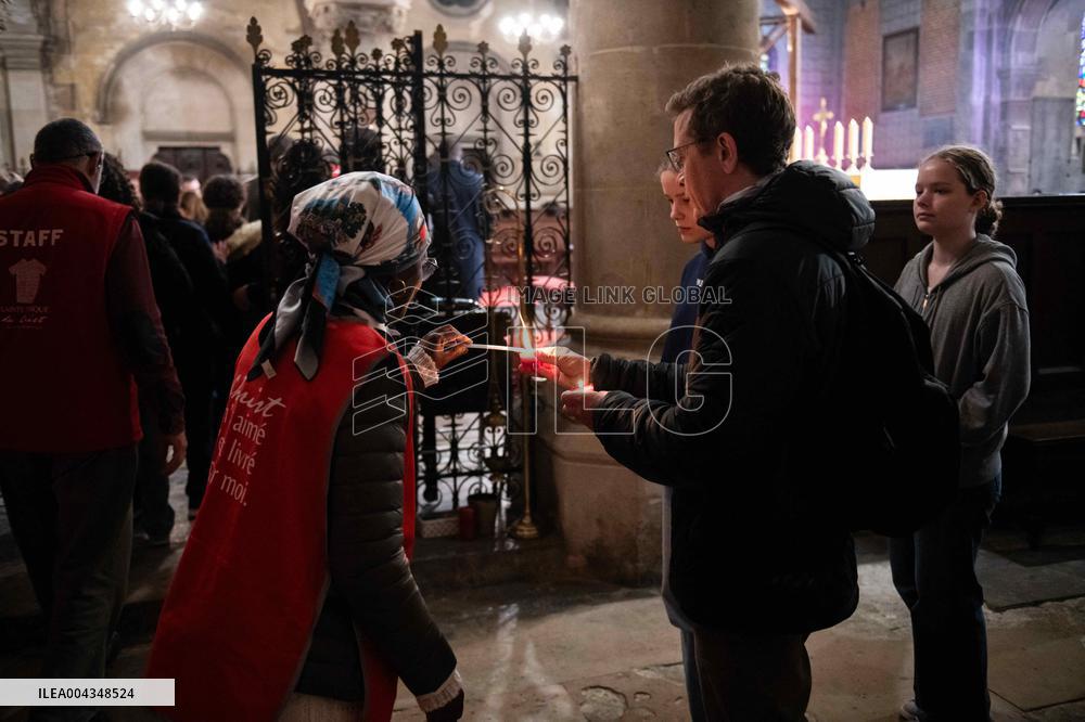 Faithful Pray in Front of The Holy Tunic of Christ - Argenteuil