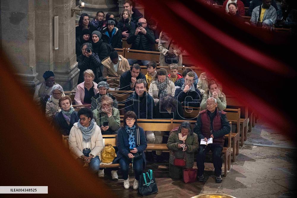 Faithful Pray in Front of The Holy Tunic of Christ - Argenteuil