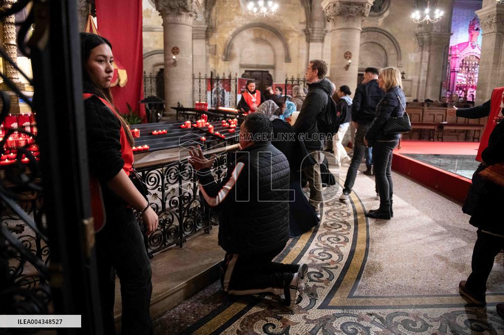Faithful Pray in Front of The Holy Tunic of Christ - Argenteuil