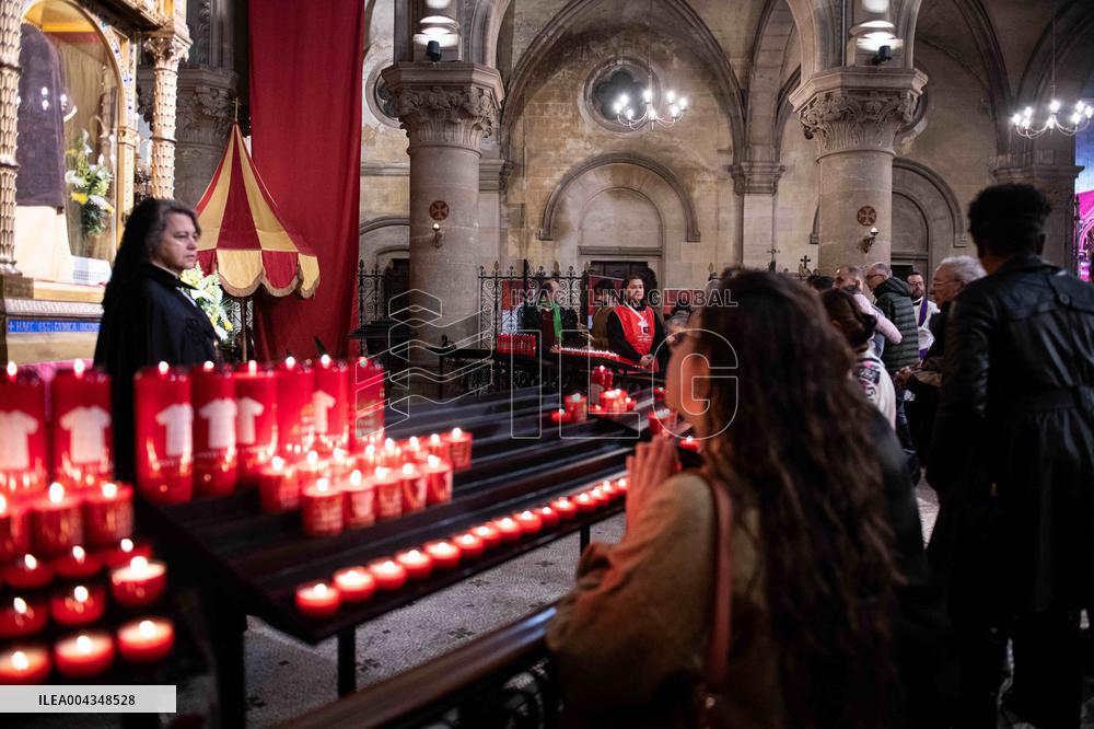 Faithful Pray in Front of The Holy Tunic of Christ - Argenteuil