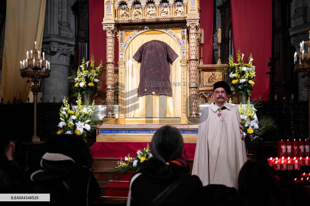 Faithful Pray in Front of The Holy Tunic of Christ - Argenteuil