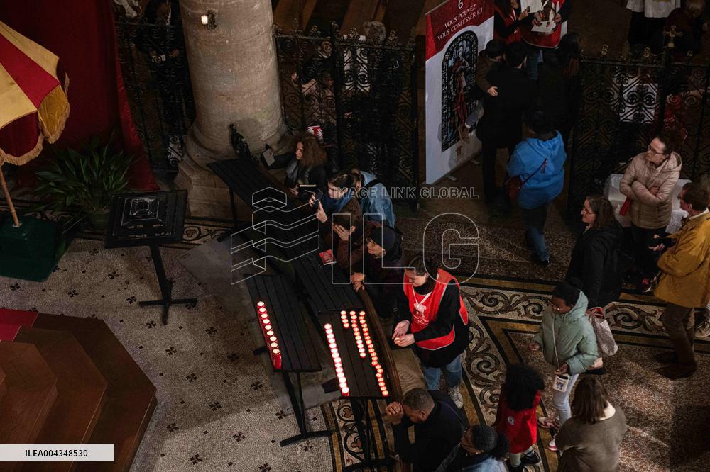 Faithful Pray in Front of The Holy Tunic of Christ - Argenteuil
