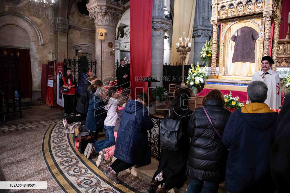 Faithful Pray in Front of The Holy Tunic of Christ - Argenteuil