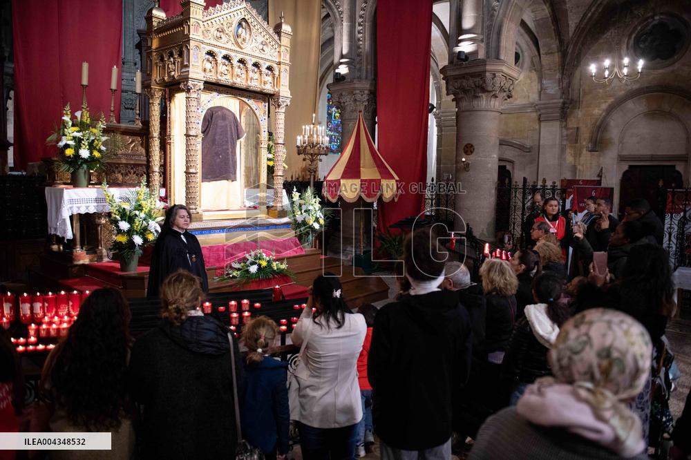 Faithful Pray in Front of The Holy Tunic of Christ - Argenteuil