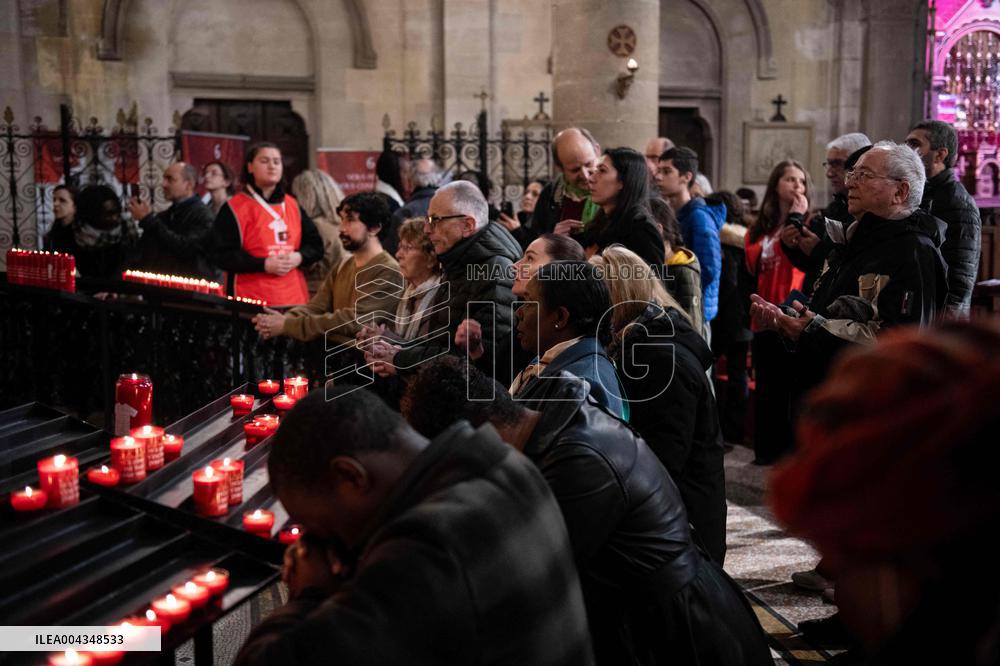 Faithful Pray in Front of The Holy Tunic of Christ - Argenteuil