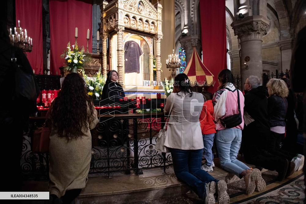 Faithful Pray in Front of The Holy Tunic of Christ - Argenteuil