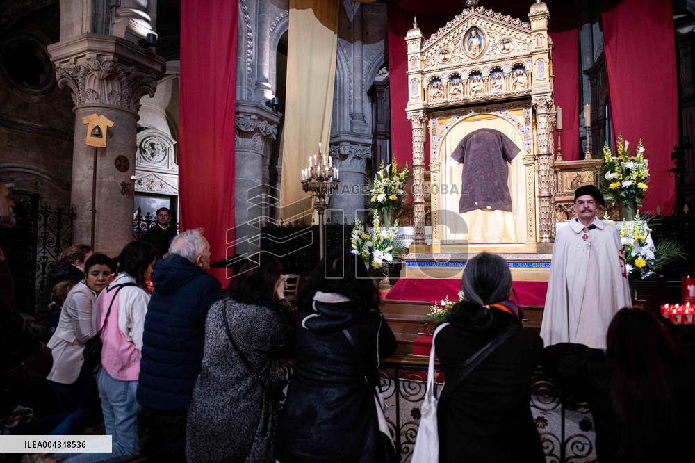 Faithful Pray in Front of The Holy Tunic of Christ - Argenteuil