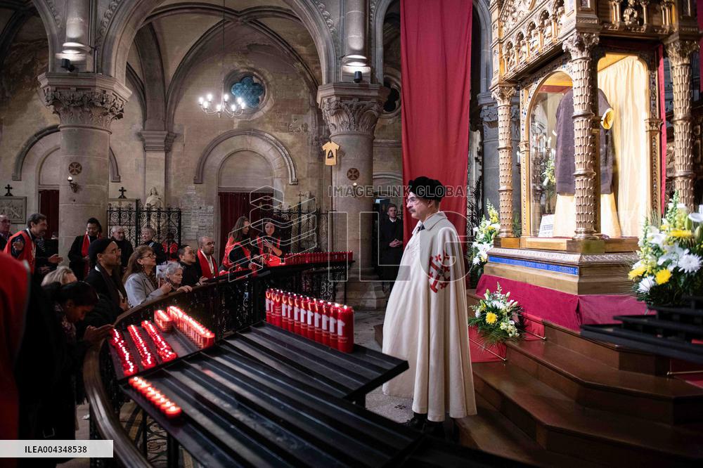 Faithful Pray in Front of The Holy Tunic of Christ - Argenteuil