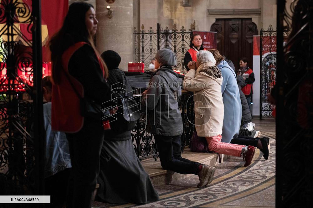 Faithful Pray in Front of The Holy Tunic of Christ - Argenteuil