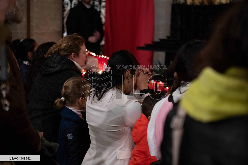Faithful Pray in Front of The Holy Tunic of Christ - Argenteuil