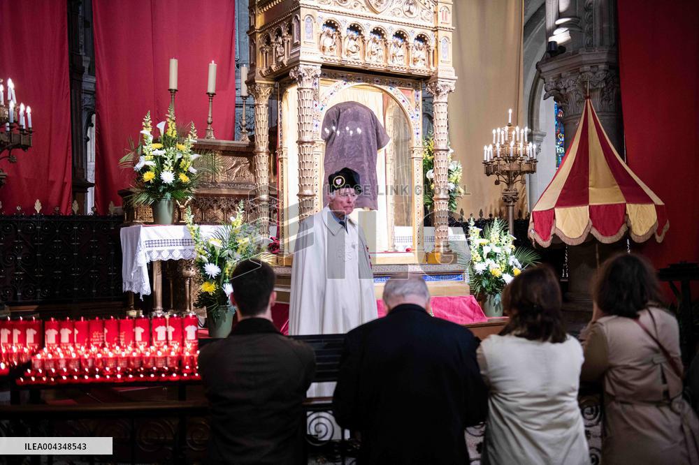 Faithful Pray in Front of The Holy Tunic of Christ - Argenteuil