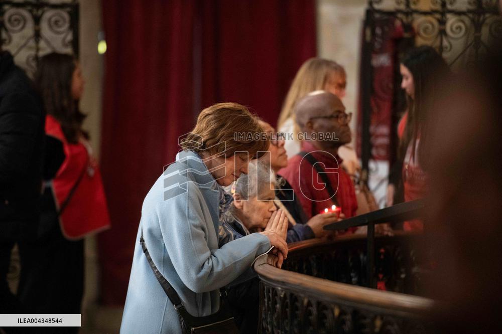 Faithful Pray in Front of The Holy Tunic of Christ - Argenteuil