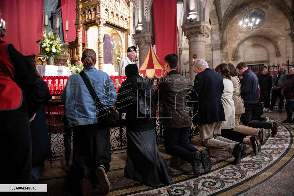 Faithful Pray in Front of The Holy Tunic of Christ - Argenteuil