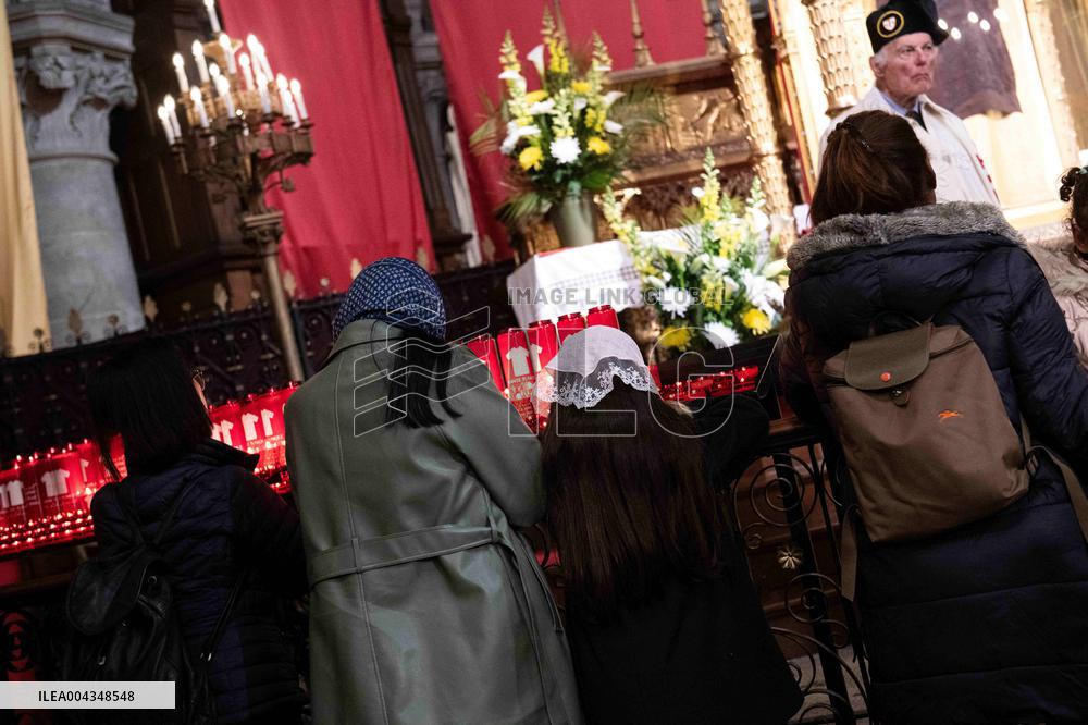Faithful Pray in Front of The Holy Tunic of Christ - Argenteuil