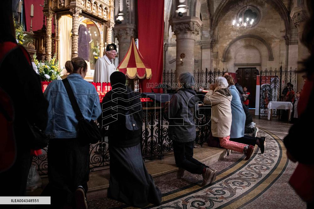 Faithful Pray in Front of The Holy Tunic of Christ - Argenteuil