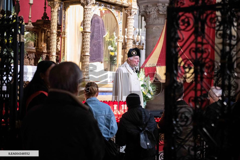 Faithful Pray in Front of The Holy Tunic of Christ - Argenteuil