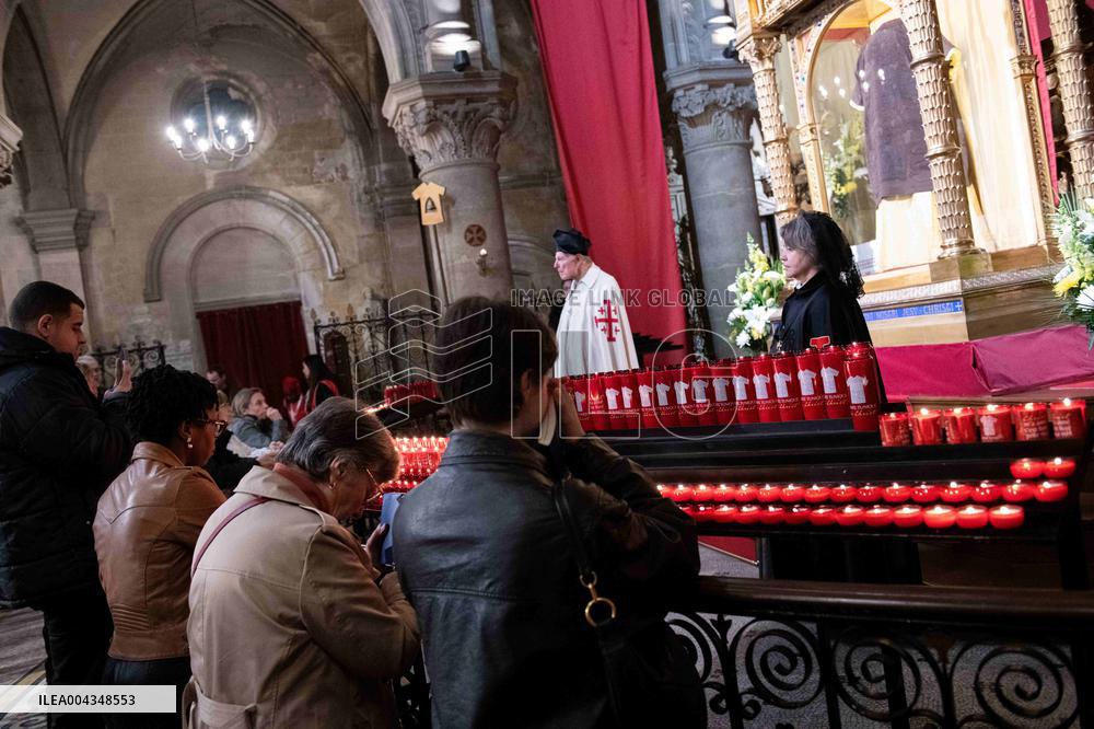 Faithful Pray in Front of The Holy Tunic of Christ - Argenteuil