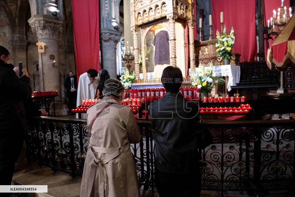Faithful Pray in Front of The Holy Tunic of Christ - Argenteuil