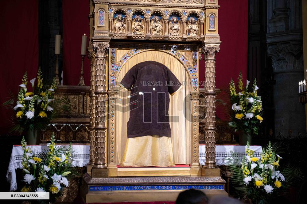 Faithful Pray in Front of The Holy Tunic of Christ - Argenteuil