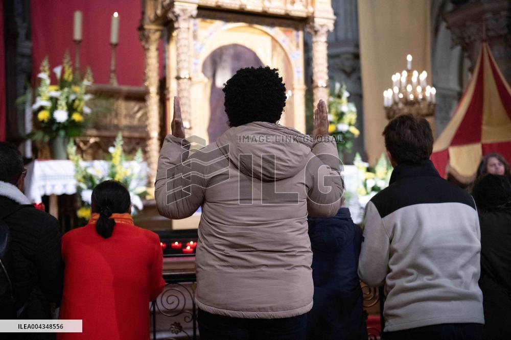 Faithful Pray in Front of The Holy Tunic of Christ - Argenteuil