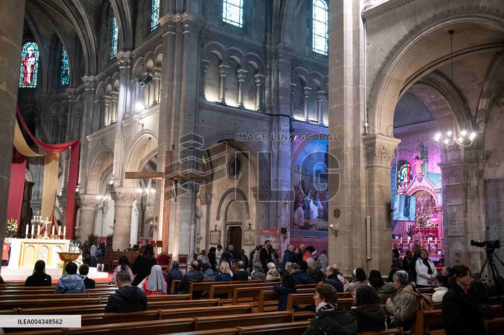 Faithful Pray in Front of The Holy Tunic of Christ - Argenteuil