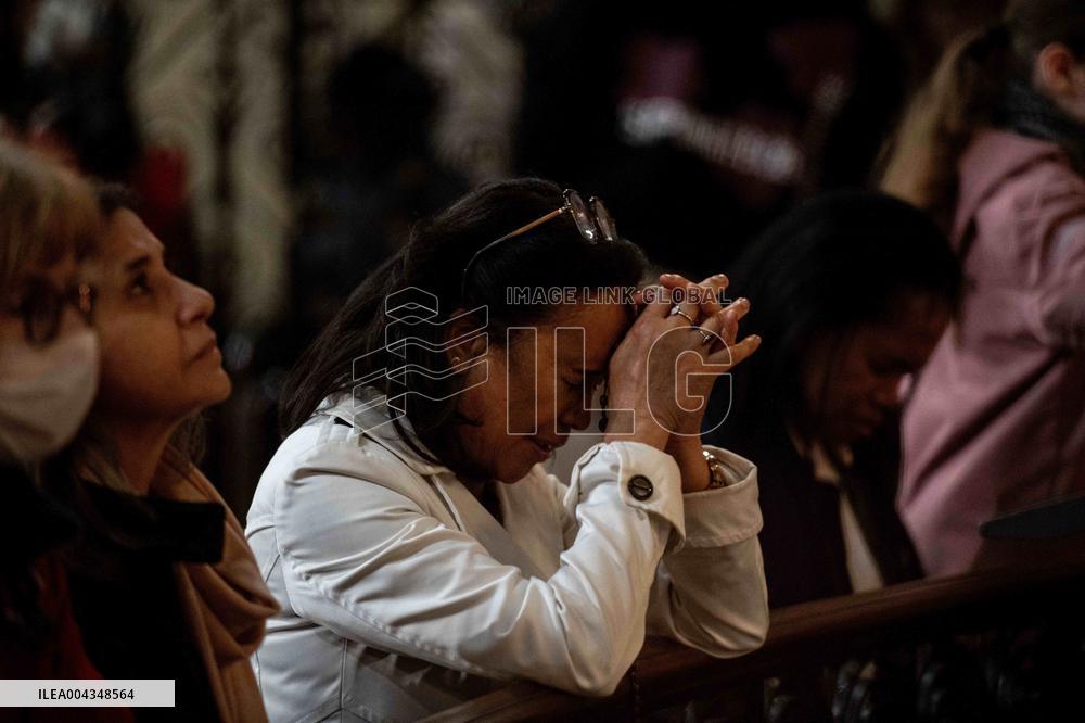 Faithful Pray in Front of The Holy Tunic of Christ - Argenteuil