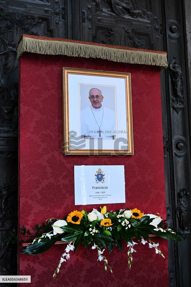 Mourners Pay Their Last Respects To Pope Francis - Rome