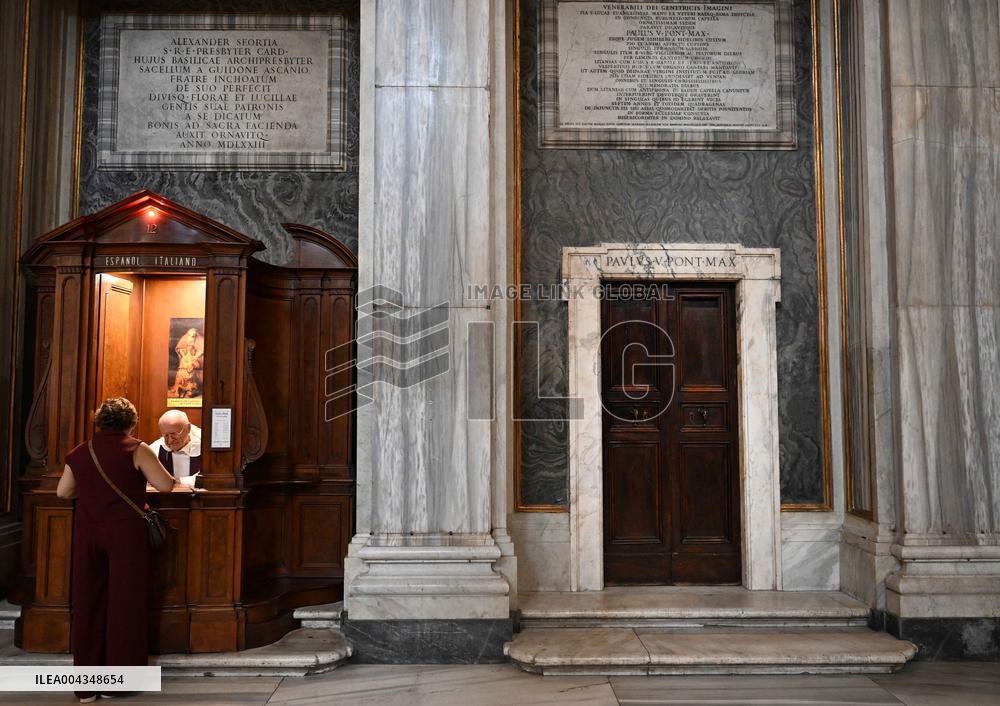 Mourners Pay Their Last Respects To Pope Francis - Rome