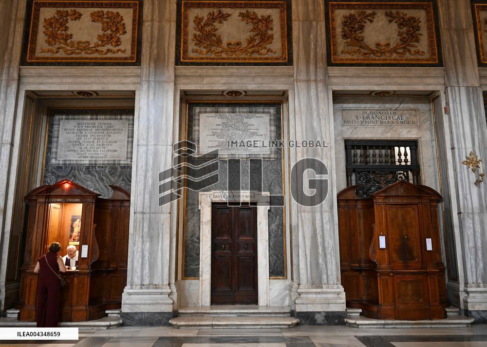 Mourners Pay Their Last Respects To Pope Francis - Rome