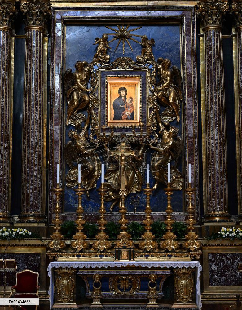 Mourners Pay Their Last Respects To Pope Francis - Rome