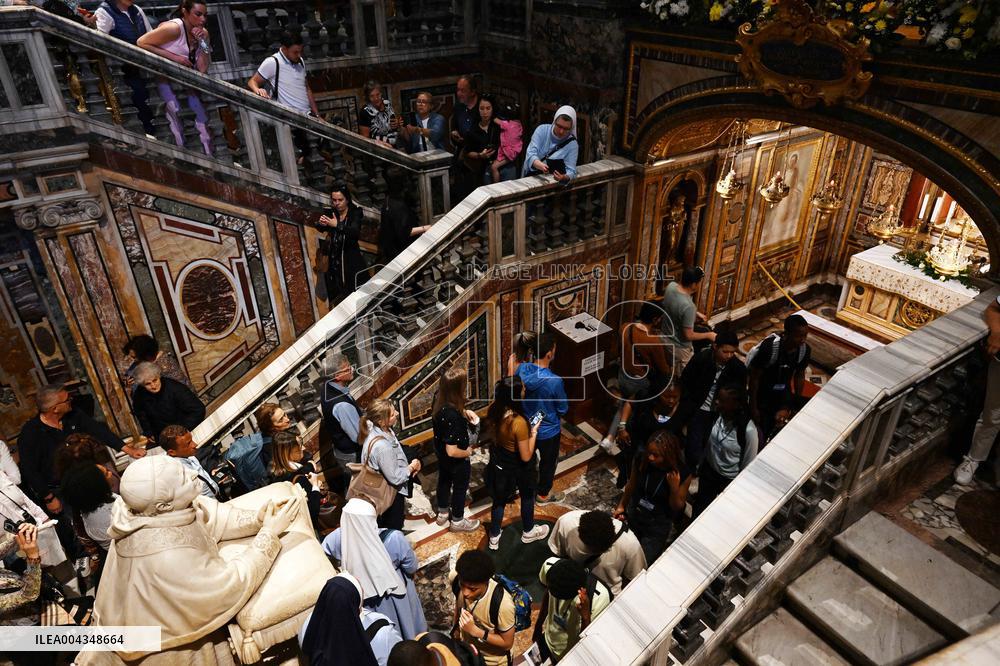 Mourners Pay Their Last Respects To Pope Francis - Rome