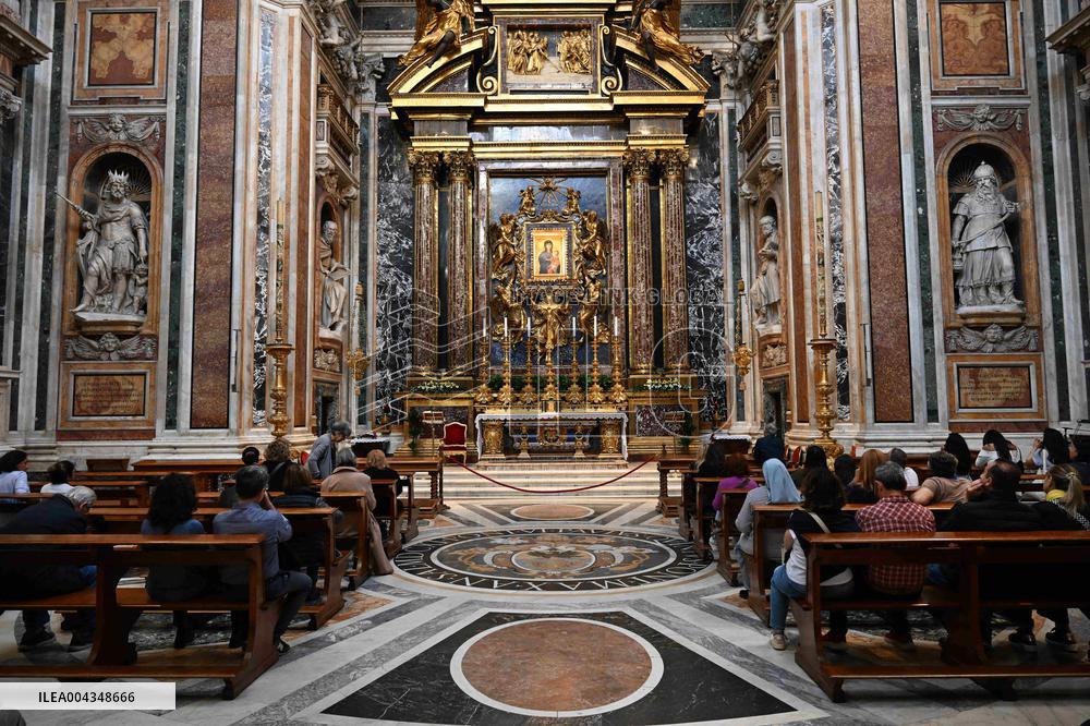 Mourners Pay Their Last Respects To Pope Francis - Rome